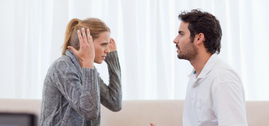 Pareja discutiendo