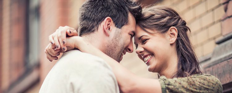 No dudes en sacarle una sonrisa a tu pareja