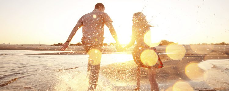 Pareja feliz en el mar