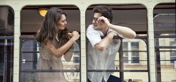 Uno de los lugares para mantener relaciones en un tren es en los baños